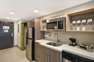 Home2 Suites By Hilton Warner Robins的厨房或小厨房