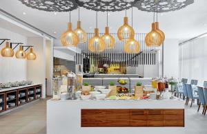 una cocina con una mesa con comida y luces en Hilton Garden Inn Gaborone, Botswana en Gaborone