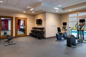 einen Fitnessraum mit Laufbändern und Trainingsgeräten in einem Gebäude in der Unterkunft Home2 Suites By Hilton Charlotte Mooresville, Nc in Mooresville