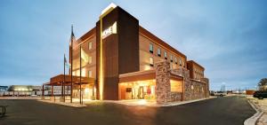 伯洛伊特Home2 Suites By Hilton Beloit的一座带停车场的大型棕色建筑