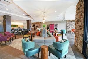 Home2 Suites By Hilton Beloit的休息区