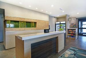 Home2 Suites By Hilton Beloit的厨房或小厨房