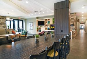 Home2 Suites By Hilton Beloit的休息区