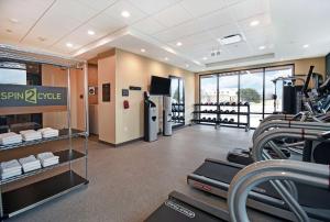 Home2 Suites By Hilton Beloit的健身中心和/或健身设施
