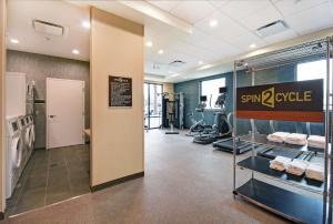 Home2 Suites By Hilton Beloit的健身中心和/或健身设施