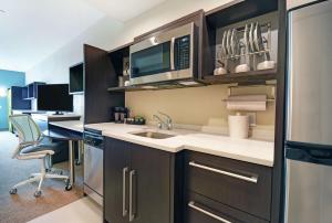 Home2 Suites By Hilton Beloit的厨房或小厨房