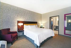 Home2 Suites By Hilton Beloit客房内的一张或多张床位