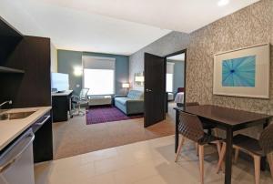 Home2 Suites By Hilton Beloit的休息区