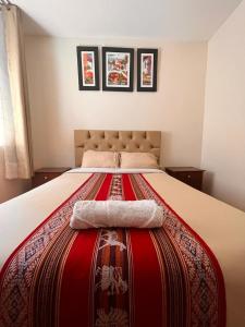 Una cama grande con una manta encima. en Casa hospedaje Ingeniería - Lima en Lima