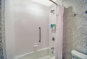 Home2 Suites By Hilton Beloit的一间浴室