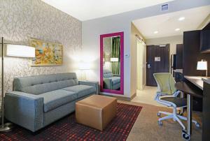 Home2 Suites By Hilton Beloit的休息区
