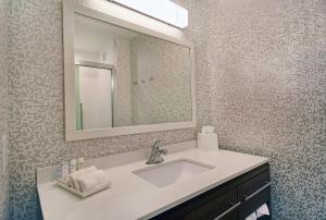 Home2 Suites By Hilton Beloit的一间浴室