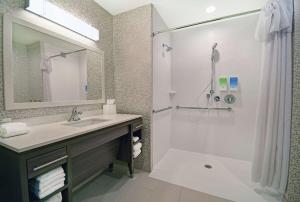 Home2 Suites By Hilton Beloit的一间浴室