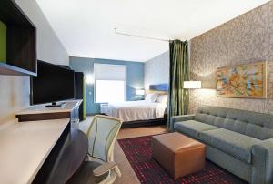 Home2 Suites By Hilton Beloit客房内的一张或多张床位