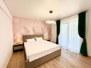 ein Schlafzimmer mit einem Bett und einem großen Fenster in der Unterkunft Residence Odaile #6 in Otopeni