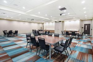 Home2 Suites By Hilton Beloit商务区和/或会议室