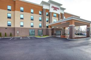 a hotel with a parking lot in front of it at Hampton Inn Simpsonville in Simpsonville