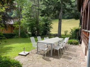 a table and chairs sitting on a stone patio at Kleine, familienfreundliche 1-Zi FeWo am Bach und zwischen zwei Seen in Fahl