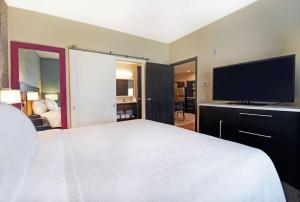 Home2 Suites By Hilton Beloit客房内的一张或多张床位