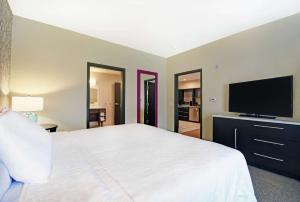Home2 Suites By Hilton Beloit的电视和/或娱乐中心