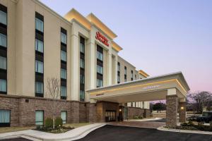 wykonanie hotelu z wejściem do hotelu w obiekcie Hampton Inn & Suites Snellville Atlanta Ne w mieście Snellville