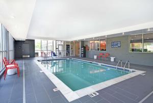 - une grande piscine dans un bâtiment dans l'établissement Tru By Hilton Grand Rapids Airport, à Kentwood