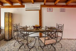 Fotografia z galérie ubytovania Villa Tokio con jacuzzi y piscina privada v destinácii Chiclana de la Frontera