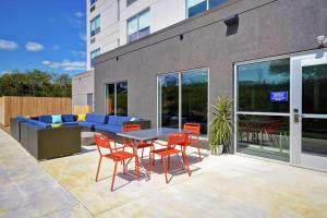 un patio con mesa y sillas en Tru By Hilton Wytheville Va en Wytheville