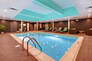 una gran piscina en una habitación de hotel en Tru By Hilton Wytheville Va en Wytheville