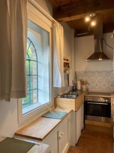 a kitchen with a sink and a window in it at Idylle unter Reet, gemütliche Ferienwohnug in Haseldorf