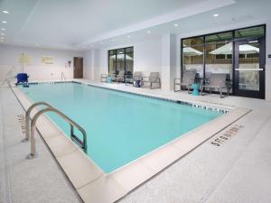 a swimming pool with blue water in a building at Hampton Inn & Suites Atlanta Decatur/Emory in Decatur