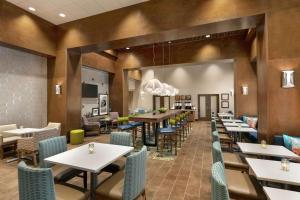 een eetkamer met tafels en stoelen bij Hampton Inn And Suites By Hilton Johns Creek in Johns Creek