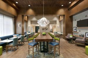 Hampton Inn And Suites By Hilton Johns Creek的电视和/或娱乐中心