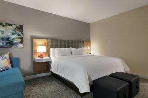 Hampton Inn And Suites By Hilton Johns Creek客房内的一张或多张床位