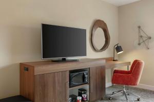Hampton Inn And Suites By Hilton Johns Creek的电视和/或娱乐中心