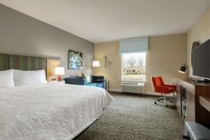 Hampton Inn And Suites By Hilton Johns Creek的电视和/或娱乐中心