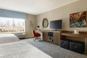 Hampton Inn And Suites By Hilton Johns Creek的电视和/或娱乐中心
