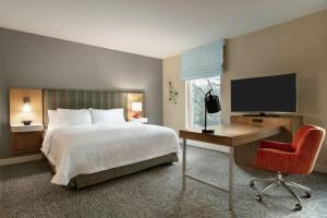 Hampton Inn And Suites By Hilton Johns Creek的电视和/或娱乐中心