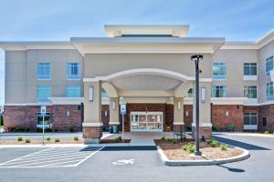 d'un bâtiment d'hôpital avec un parking dans l'établissement Homewood Suites By Hilton Hadley Amherst, à Hadley