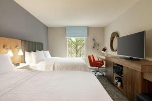 Hampton Inn And Suites By Hilton Johns Creek的电视和/或娱乐中心