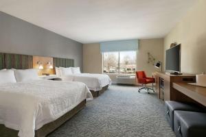 Hampton Inn And Suites By Hilton Johns Creek客房内的一张或多张床位