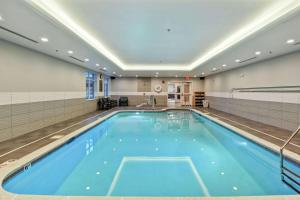 uma piscina interior num edifício em Homewood Suites By Hilton Hadley Amherst em Hadley