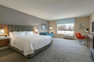 Hampton Inn And Suites By Hilton Johns Creek客房内的一张或多张床位
