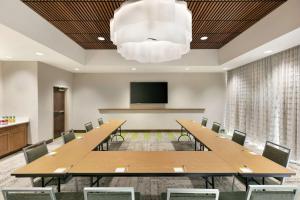约翰斯克里克Hampton Inn And Suites By Hilton Johns Creek的配有桌椅和屏幕的会议室 更多37张照片