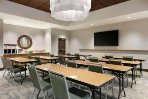Hampton Inn And Suites By Hilton Johns Creek的电视和/或娱乐中心