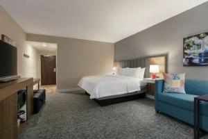 Hampton Inn And Suites By Hilton Johns Creek的电视和/或娱乐中心