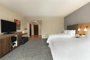Hampton Inn And Suites By Hilton Johns Creek的电视和/或娱乐中心