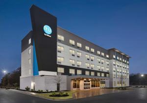 Tru By Hilton Greenville Woodruff Road, SC في غرينفيل: مبنى عليه علامة أونداي