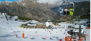a group of people riding a ski lift in the snow at Apartamento El Refugio de Sara in Benasque