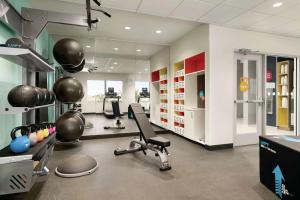 un gimnasio con cinta de correr y pesas en una habitación en Tru By Hilton Sebring FL, en Sebring